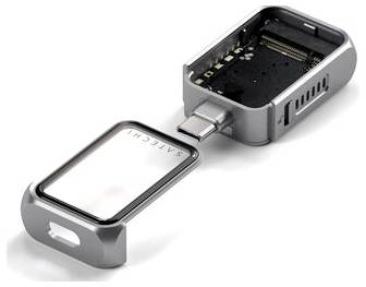 Ein kleines, rechteckiges elektronisches Gerät mit einem USB-C-Stecker, teilweise geöffnet, um interne Komponenten zu zeigen, mit der Bezeichnung 'SATECHI'.