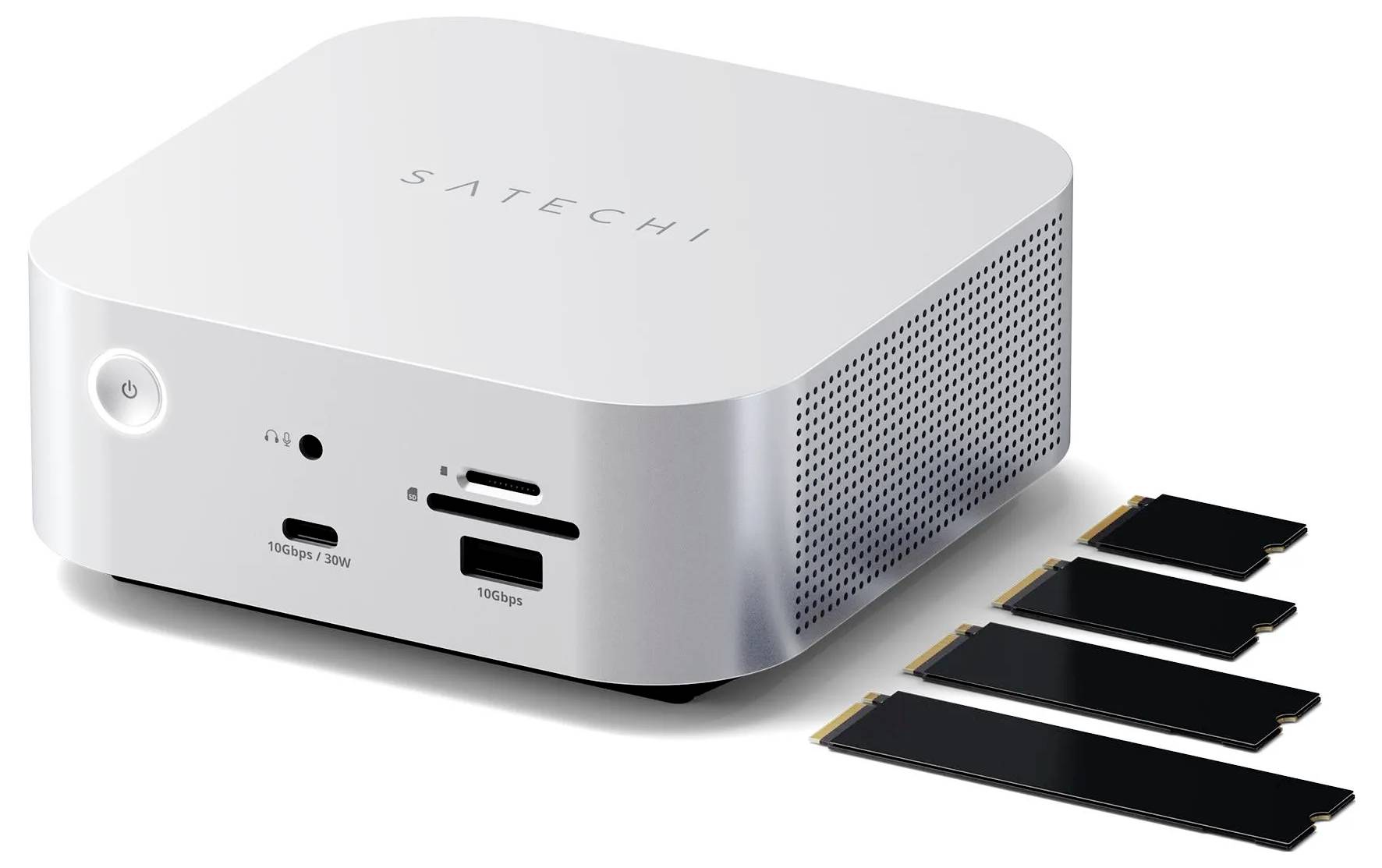 Silberner SATECHI mini PC mit Frontanschlüssen und Stromschalter, daneben drei schwarze SSD-Module auf der rechten Seite.