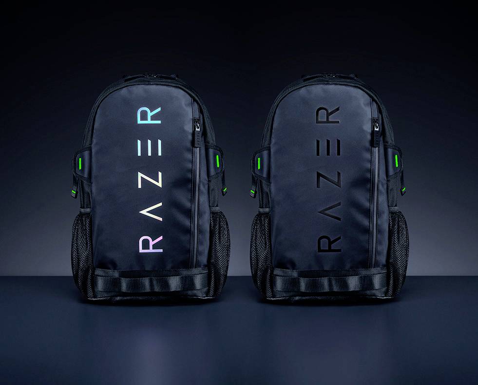 Eine Marine- und schwarze Laptoptasche mit Schultergurt und Clip, mit gestepptem Design im oberen Bereich und gerippter Textur darunter.