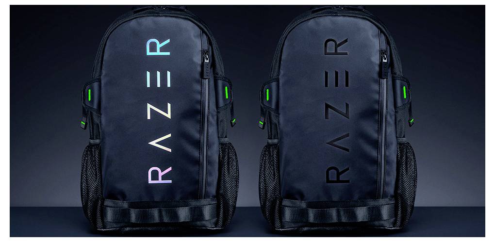 Zwei schwarze Rucksäcke mit "RAZER"-Logo in fetter, reflektierender Schrift auf der Vorderseite. Leuchtend grüne Akzente an den Seiten, vor einem dunklen Hintergrund.