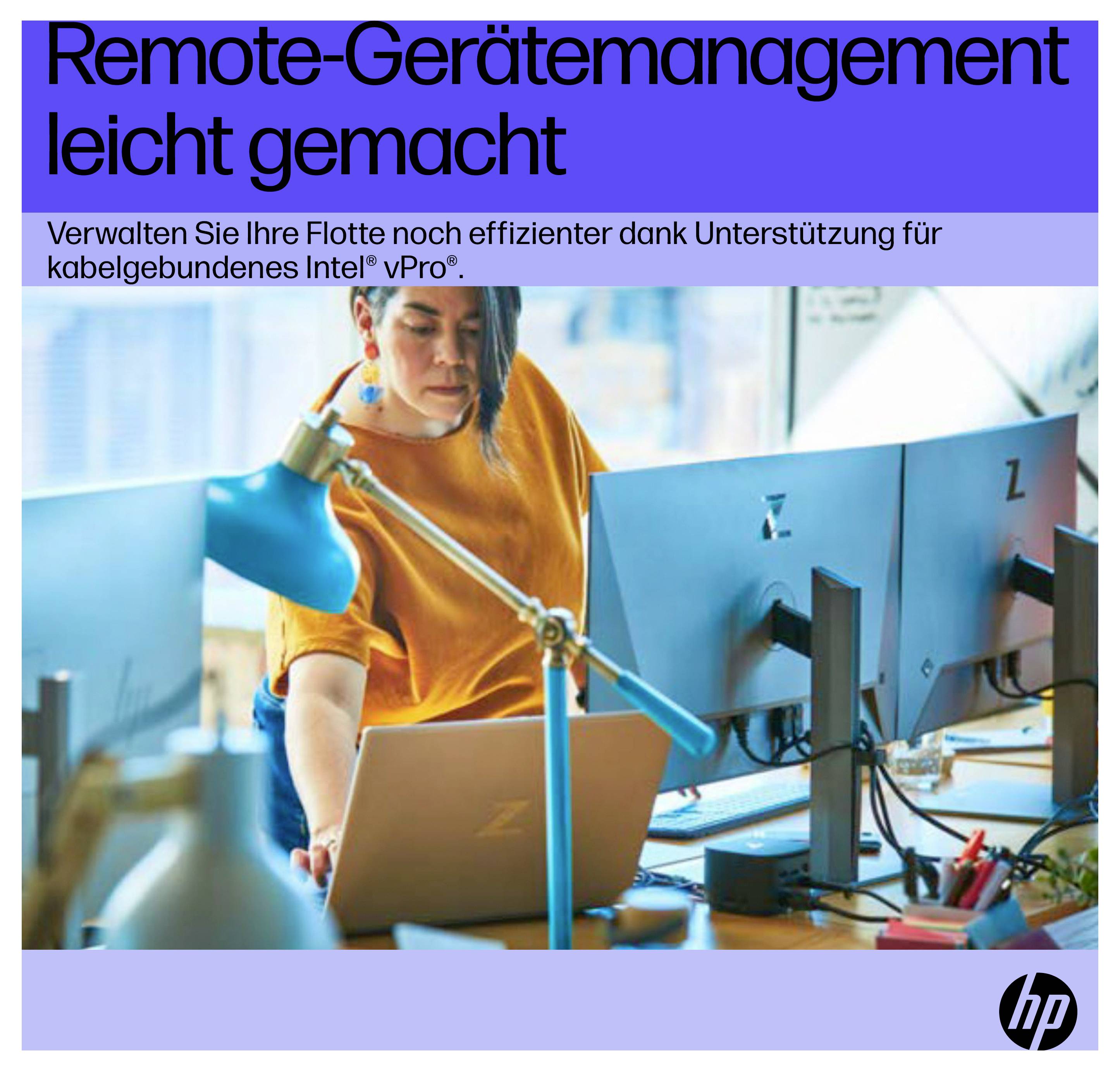 Eine Person in einer Büroumgebung interagiert mit mehreren Computermonitoren. Der Text lautet „Remote-Gerätemanagement leicht gemacht".