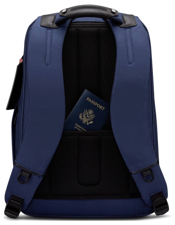 Ein blauer Rucksack mit gepolsterten Riemen und einem teilweise sichtbaren U.S.-Pass in einer offenen hinteren Tasche.