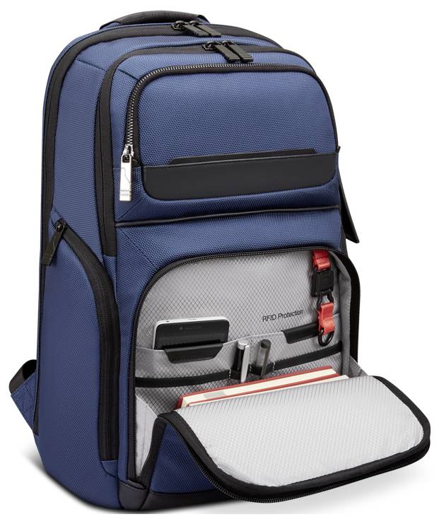 Ein blauer Rucksack mit mehreren Fächern, einschließlich einer offenen Vordertasche, die organisierte Aufbewahrung für Geräte, Stifte und ein Notizbuch zeigt.