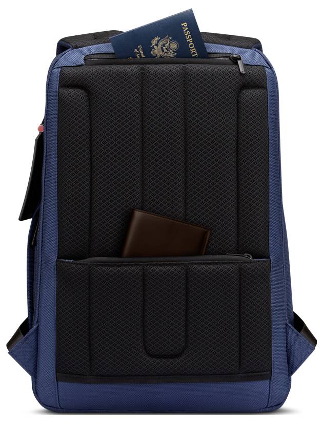 Ein blau-schwarzer Rucksack mit einer Tasche, die einen Pass und eine Geldbörse enthält, was Reisebereitschaft andeutet.