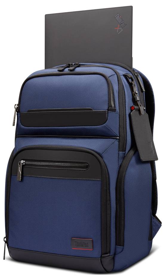 Ein blauer Rucksack mit mehreren Reißverschlussfächern und einem Laptop, der teilweise in der oberen Tasche sichtbar ist.