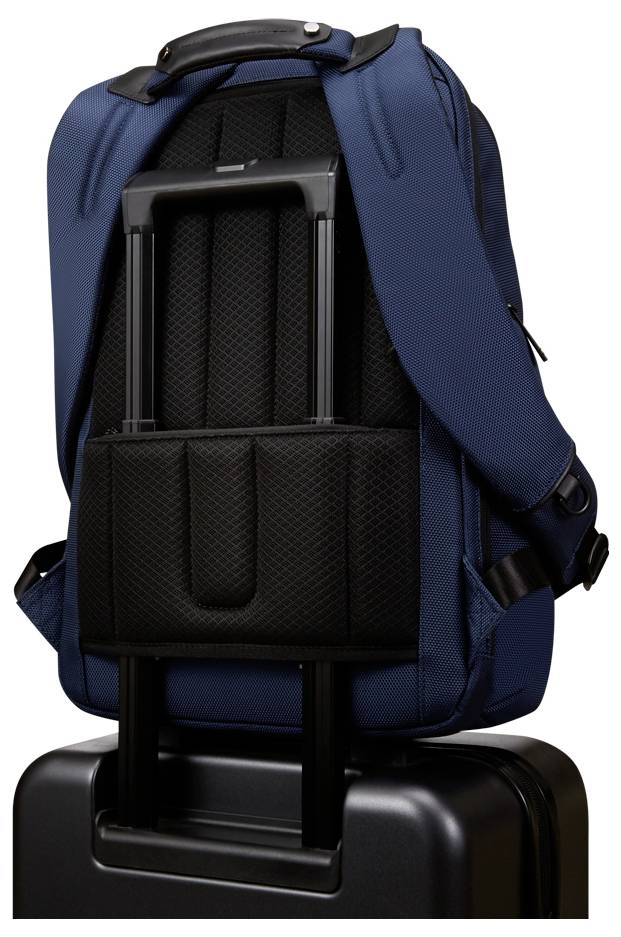 Ein blauer Rucksack mit gepolsterten Trägern und einer Durchführung für einen Koffergriff ist auf einem schwarzen Koffer montiert und reisebereit.