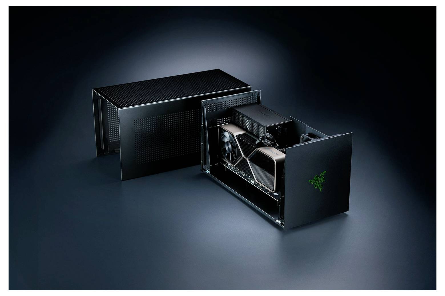 "Razer Tomahawk N1" Gaming-Desktop mit schlankem schwarzem Design, teilweise geöffnet, um interne Komponenten zu zeigen.