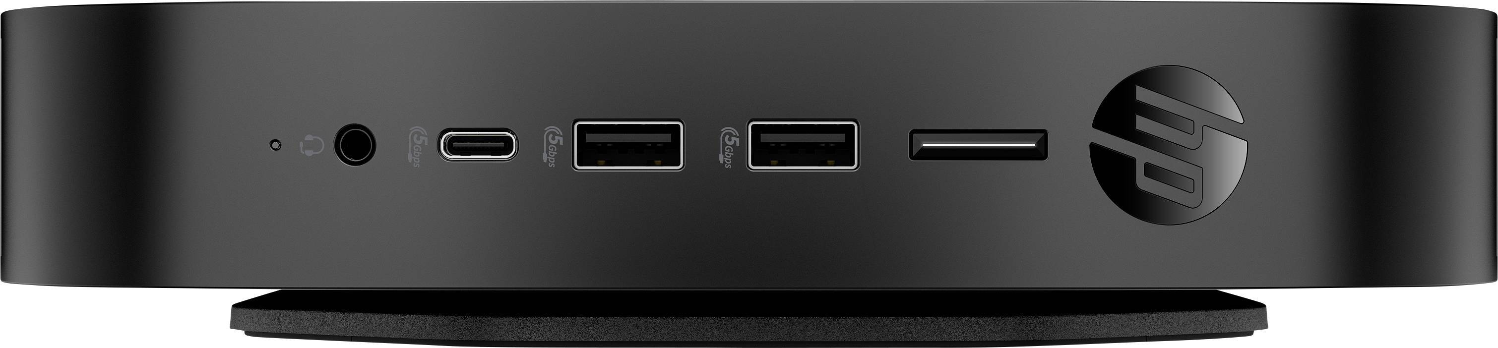 Ein schwarzer Desktop-Mini-PC mit verschiedenen Anschlüssen an der Vorderseite, einschließlich USB, USB-C, Kopfhöreranschluss und SD-Kartensteckplatz, sowie einem Logo auf der rechten Seite.