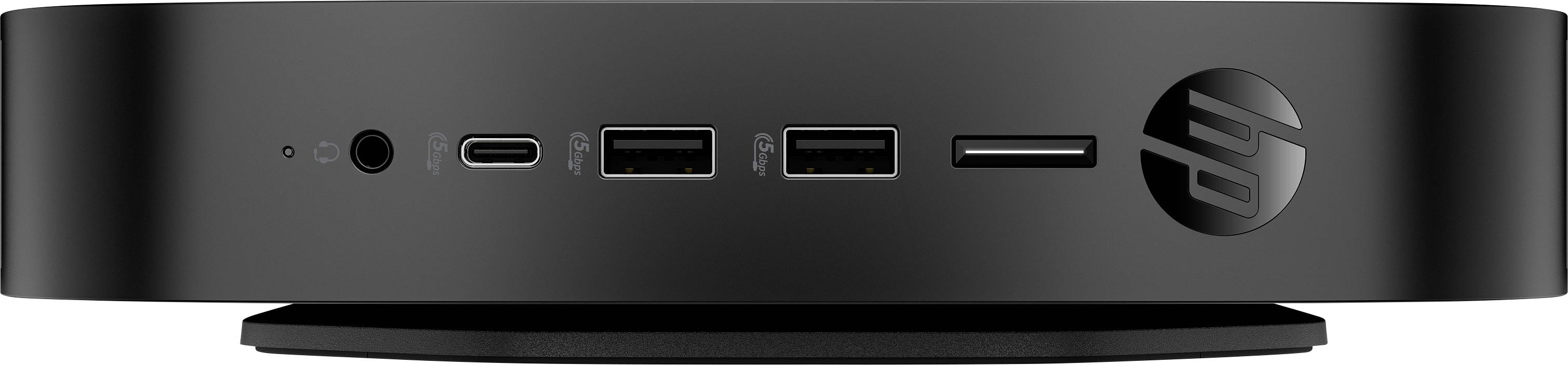 Ein schwarzer Mini-PC mit mehreren nach vorne ausgerichteten Anschlüssen, einschließlich USB und Audio, mit einem Logo auf der rechten Seite.