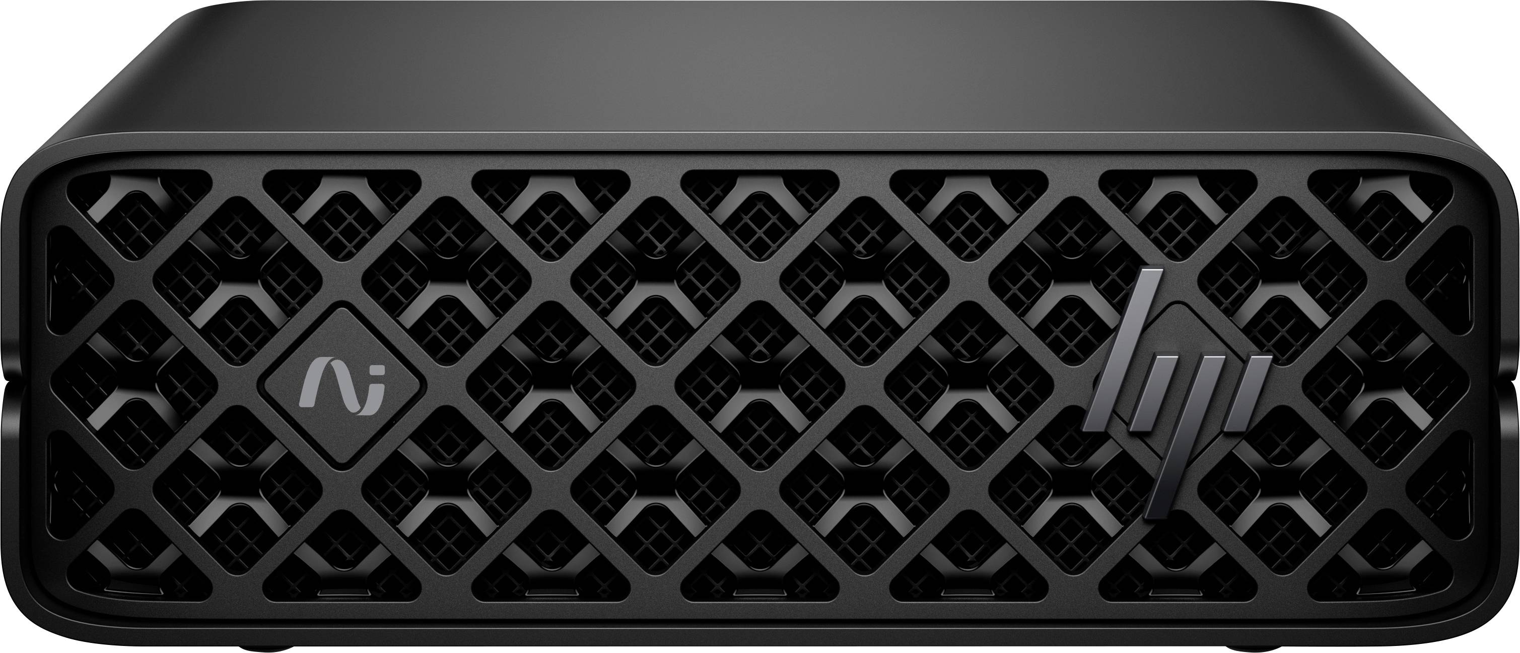 Ein schwarzer Mini-Desktop-Computer mit einer Gitterstruktur-Frontplatte, die zwei Logos in den oberen Ecken aufweist.