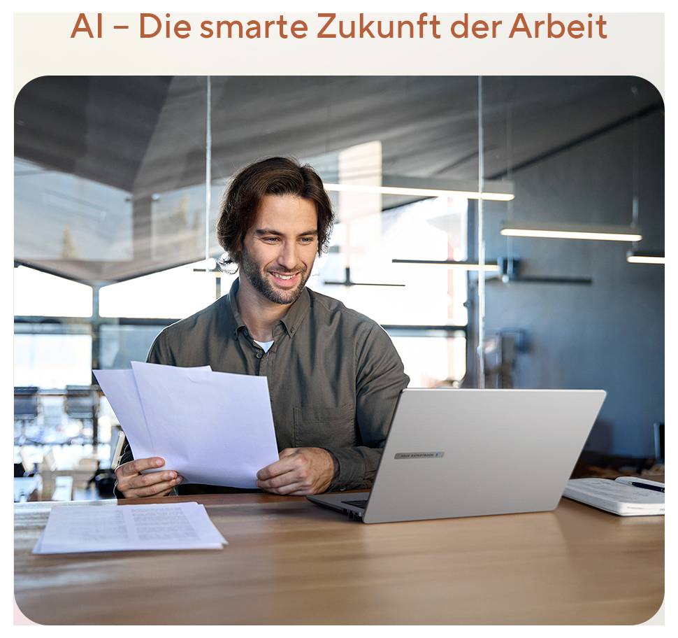 Eine Person an einem Schreibtisch lächelnd, während sie Papiere hält und einen Laptop benutzt. Der Text lautet „KI – Die smarte Zukunft der Arbeit" und weist auf KI in der Arbeitswelt hin.