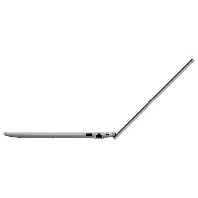 Ein silberner Laptop von der Seite gezeigt, teilweise geöffnet, der sein schlankes Design und die Anschlüsse für die Konnektivität hervorhebt.