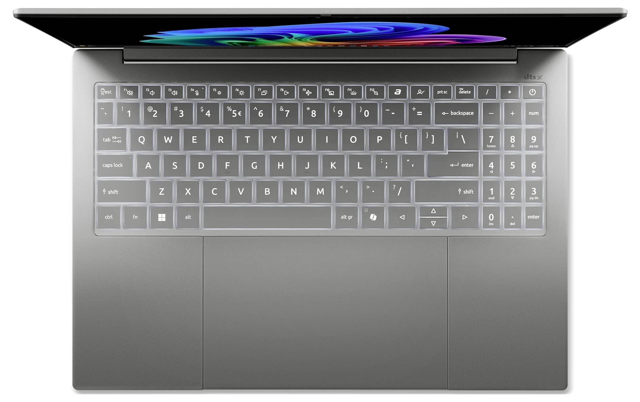 Zwei schlanke graue Laptops, offen in verschiedenen Winkeln gezeigt, einer mit beleuchter Tastatur, der andere geschlossen mit sichtbaren Anschlüssen an der Seite.