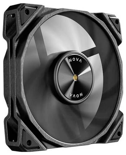 Ein schwarzer Computer-Kühlventilator mit kreisförmiger Mittelbeschriftung „NOVA", mit eckigen Designakzenten entlang des Rahmens für effiziente Luftströmung.
