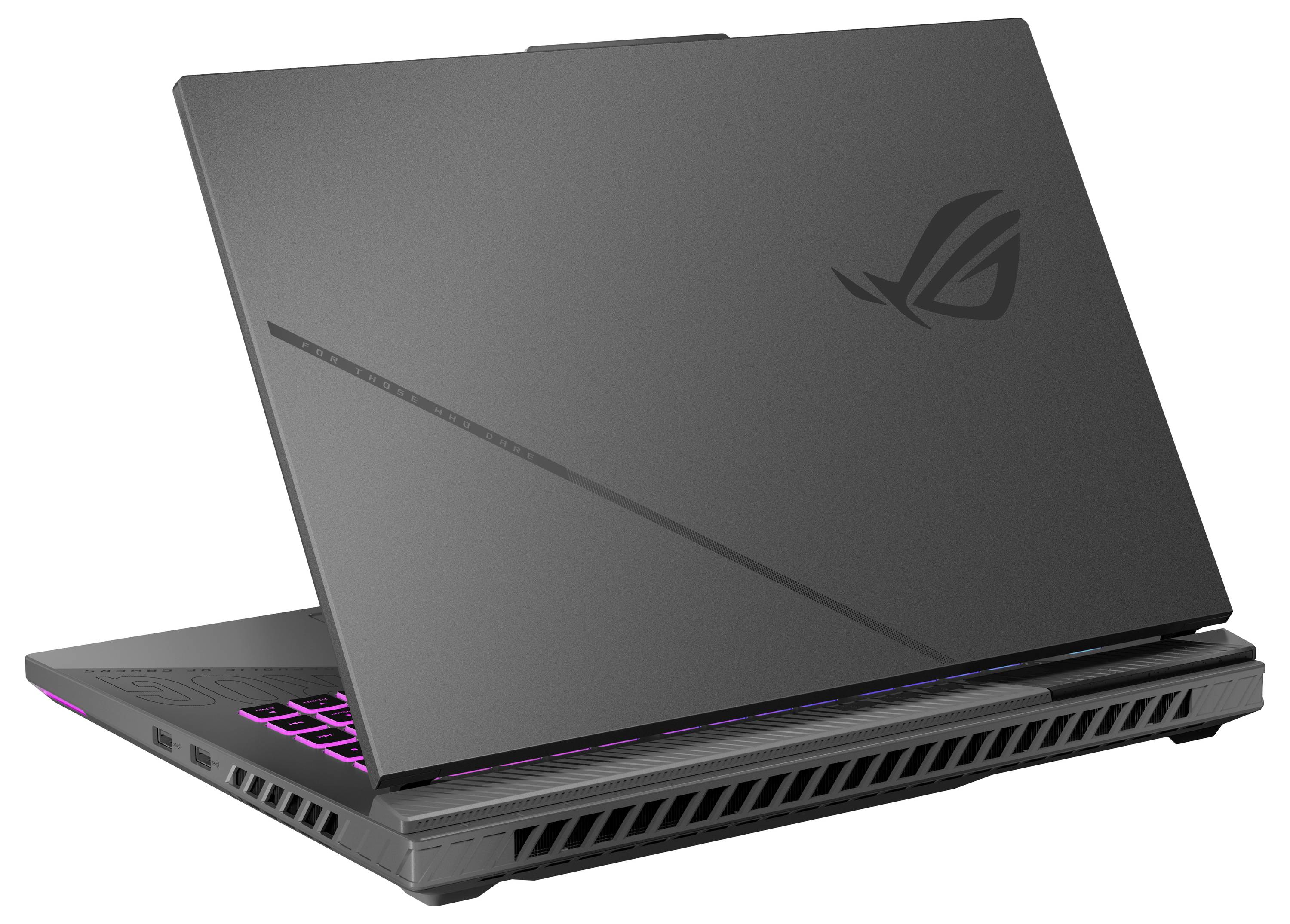Geschlossener dunkelgrauer ASUS ROG Gaming-Laptop mit leuchtenden rosa Tastaturakzenten und hinteren Kühlungsöffnungen, gezeigt in schräger Seitenansicht.