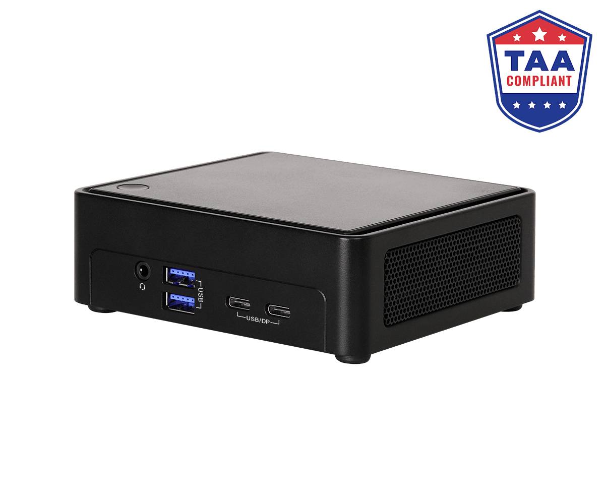 Kompakter schwarzer Mini-PC mit vorderen USB-Anschlüssen und Audiobuchse, gezeigt in einer Dreiviertelansicht auf weißem Hintergrund mit einem TAA-konformen Abzeichen.