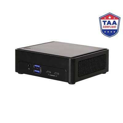 Kompakter schwarzer Mini-PC mit vorderen USB-Anschlüssen und Audiobuchse, gezeigt in einer Dreiviertelansicht auf weißem Hintergrund mit einem TAA-konformen Abzeichen.