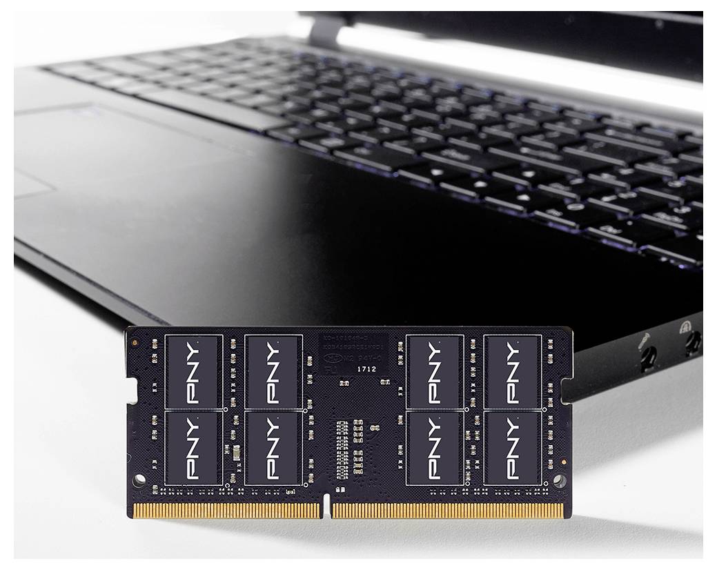 Ein schwarzes PNY-RAM-Modul, das vor einer offenen Laptop-Tastatur platziert ist und die Kompatibilität oder das Upgrade-Ziel des RAMs für Laptops illustriert.