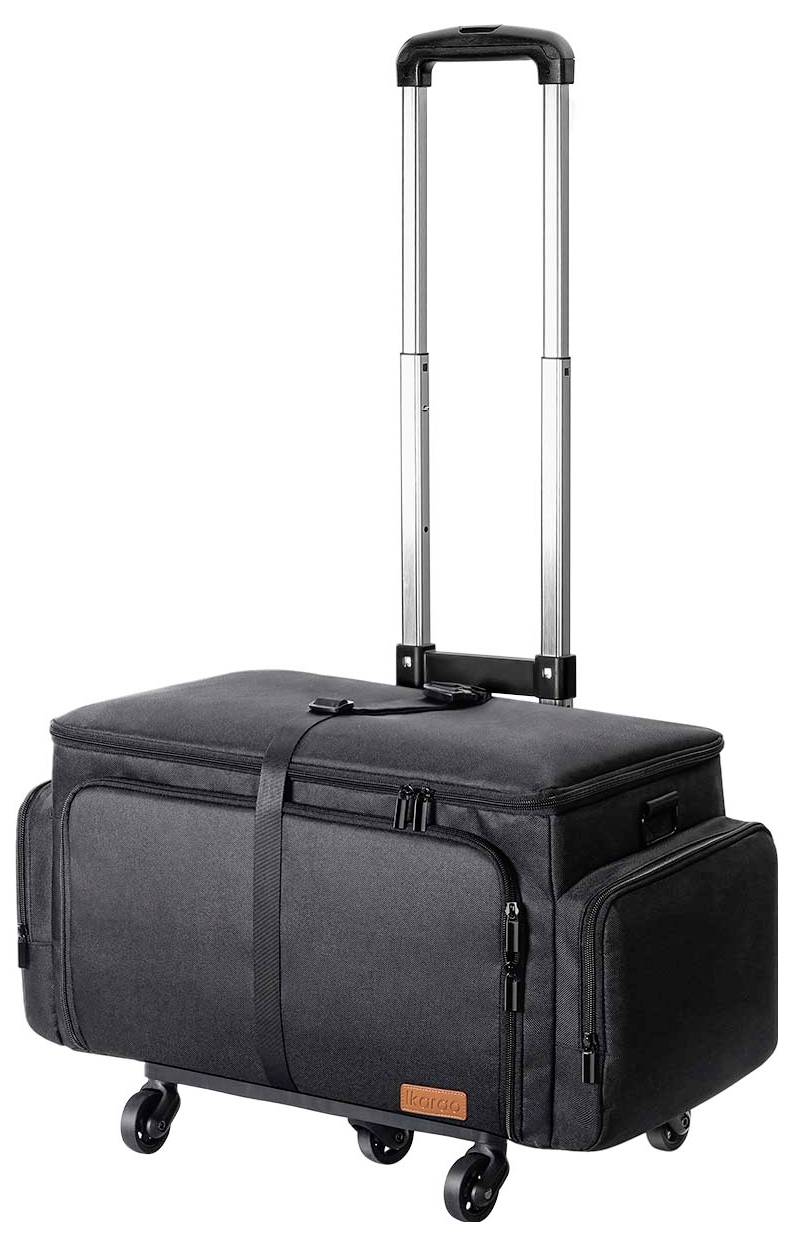 Schwarze Kühlertasche mit Rollen, Teleskopgriff und mehreren Fächern, konzipiert für Reisen und Outdoor-Aktivitäten.