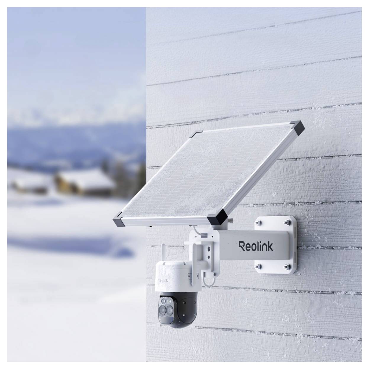 Ein Reolink-Solarpanel und eine Sicherheitskamera, die an einer Außenwand montiert sind und eine schneebedeckte Landschaft mit unscharfen Strukturen im Hintergrund überblicken.