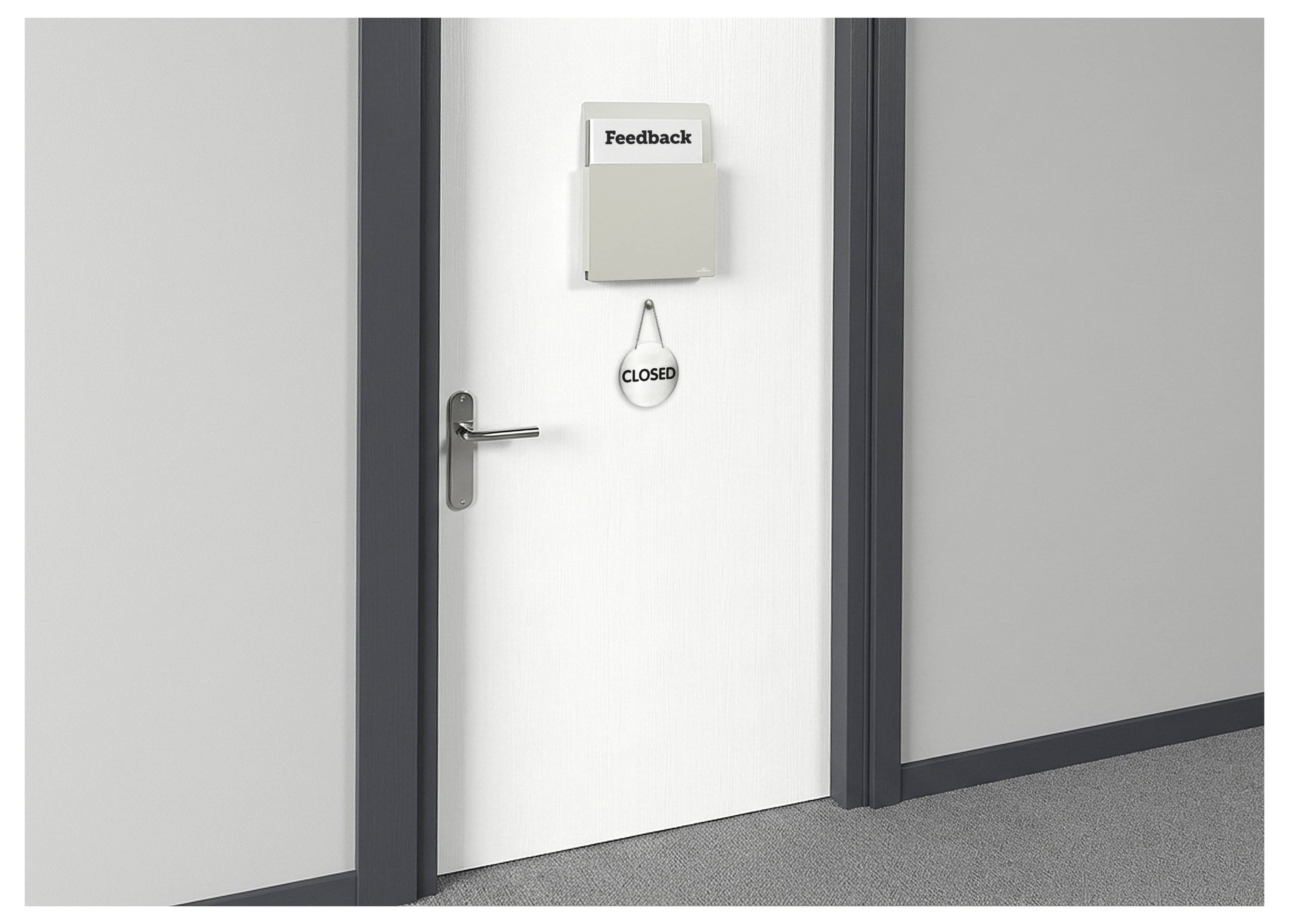 Eine weiße Tür mit einer "Feedback"-Box und einem "GESCHLOSSEN"-Schild, das Feedback-Sammlung und geschlossenen Status anzeigt. Die Türklinke befindet sich auf der linken Seite.
