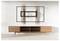 TV-Befestigungsanlage mit einer Holzkonsole darunter, ausgestattet mit verstellbaren Wandhalterungen und leeren Regalen.