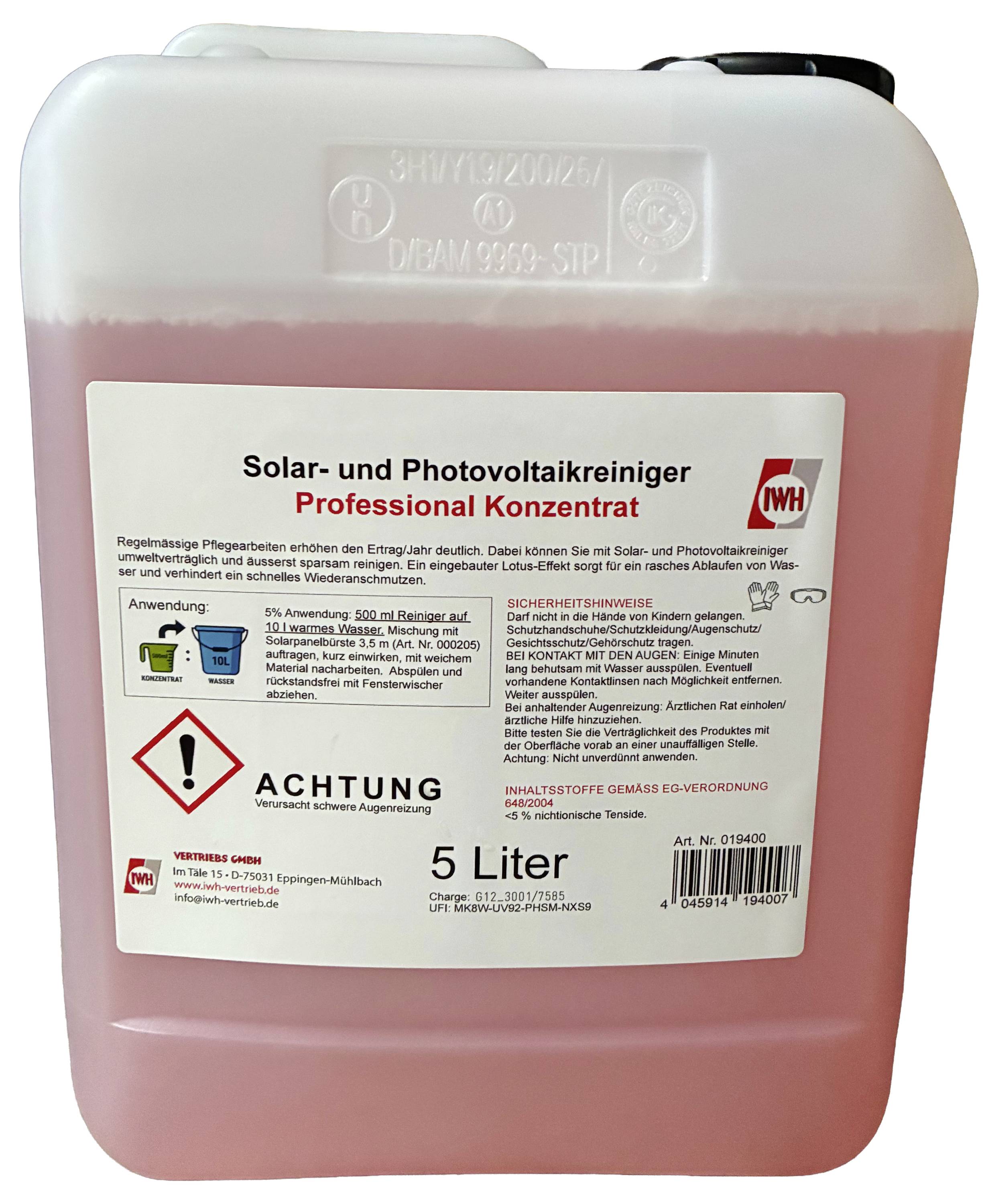 Ein 5-Liter-Behälter mit „Solar- und Photovoltaikreiniger Professional Konzentrat", einer Reinigungslösung für Solarmodule, mit Gefahrensymbolen.
