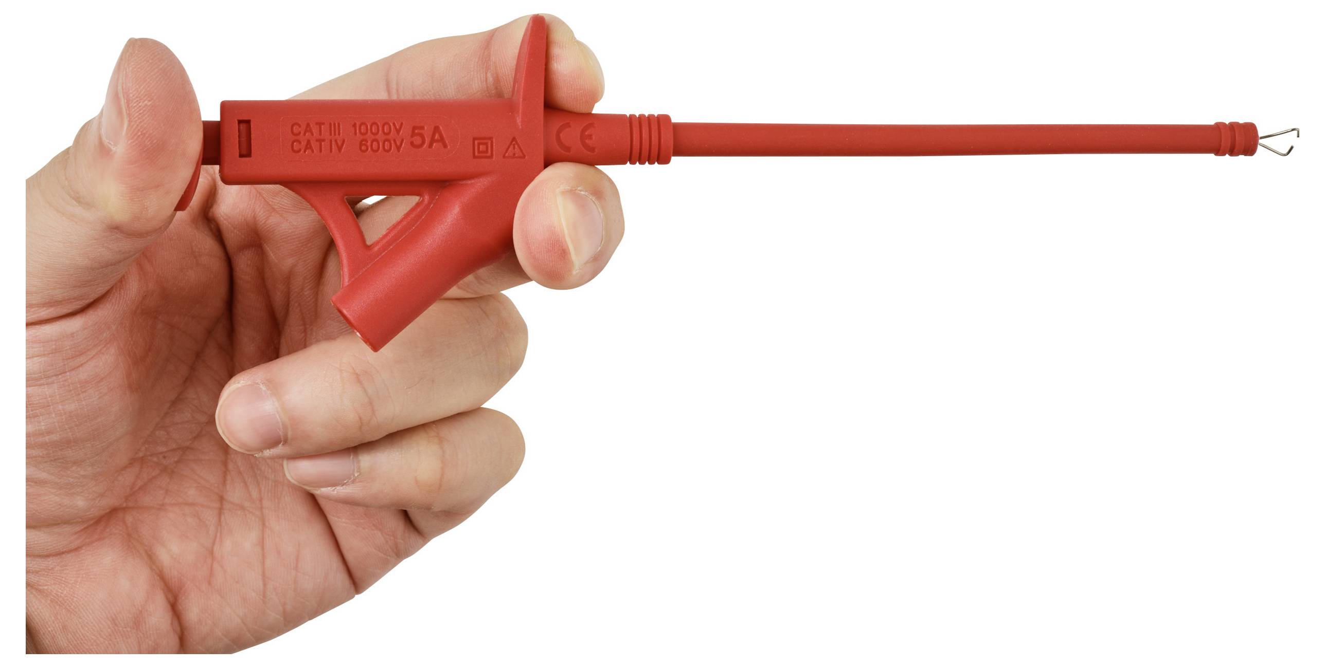 Hand, die eine rote abnehmbare elektrische Prüfsonde mit einer spitzen Metallspitze gegen einen weißen Hintergrund hält.