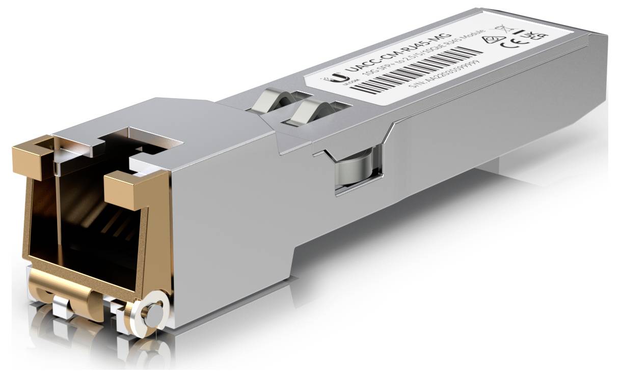 Ein Metall-SFP-Modul mit RJ45-Anschluss für Netzwerkgeräte, das auf der Oberseite ein Etikett mit Modell- und Konformitätsinformationen aufweist.