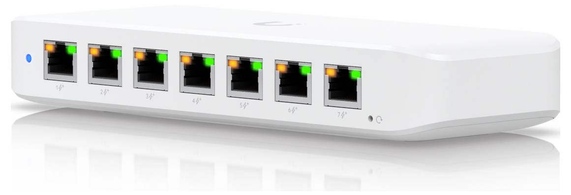 Ein weißer Netzwerk-Switch mit acht Ethernet-Anschlüssen, wobei jeder Anschluss LED-Indikatoren anzeigt. Das minimalistische Design des Switches deutet auf moderne Verwendung hin.