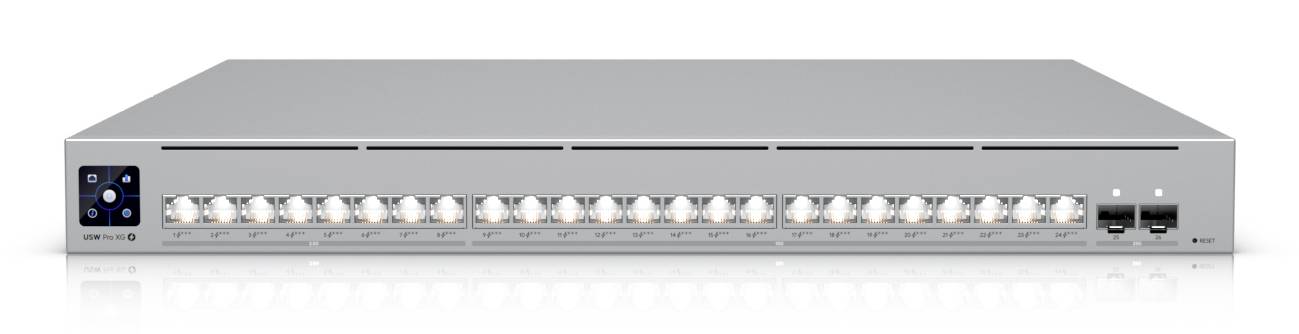 Ein silberner Netzwerk-Switch mit 24 Ports und LED-Indikatoren auf der Frontplatte, die Stromversorgungs- und Verbindungsstatus anzeigen.