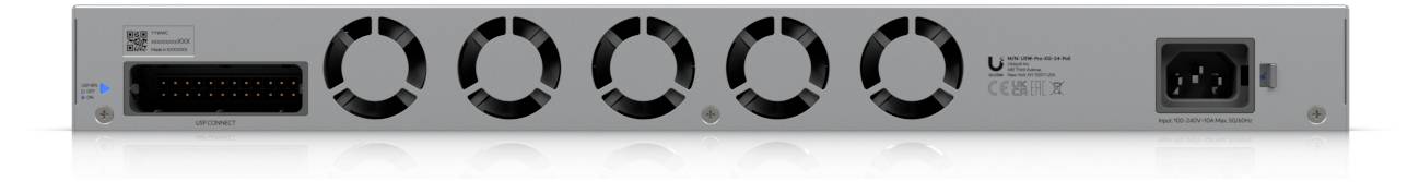Rückansicht eines Netzwerk-Switches mit vier kreisförmigen Belüftungsventilatoren, einem 25-Port-Anschluss auf der linken Seite und einer Stromeingangsbuchse auf der rechten Seite.