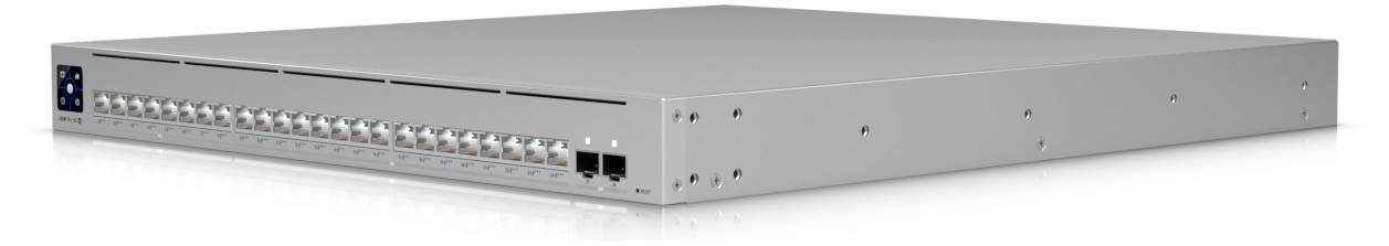 Ein rechteckiger, silberner Netzwerk-Switch mit mehreren Ethernet-Anschlüssen und zwei Stromversorgungsanschlüssen auf weißem Hintergrund.