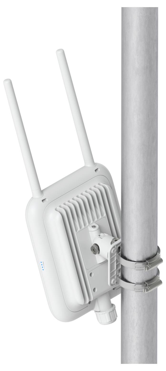 Drahtloser Outdoor-Zugangspunkt mit zwei Antennen auf einem vertikalen Mast montiert, entwickelt für erweiterte Wi-Fi-Abdeckung in offenen Bereichen.