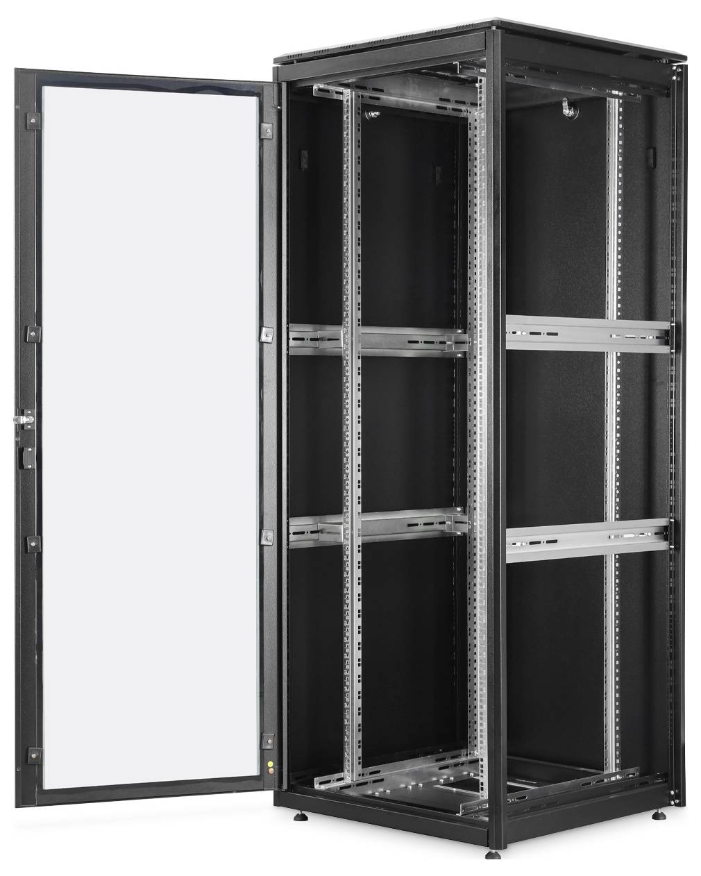 Ein offener schwarzer Serverrack mit einer transparenten Glastür, die leere Regale und Schienen im Inneren zeigt.