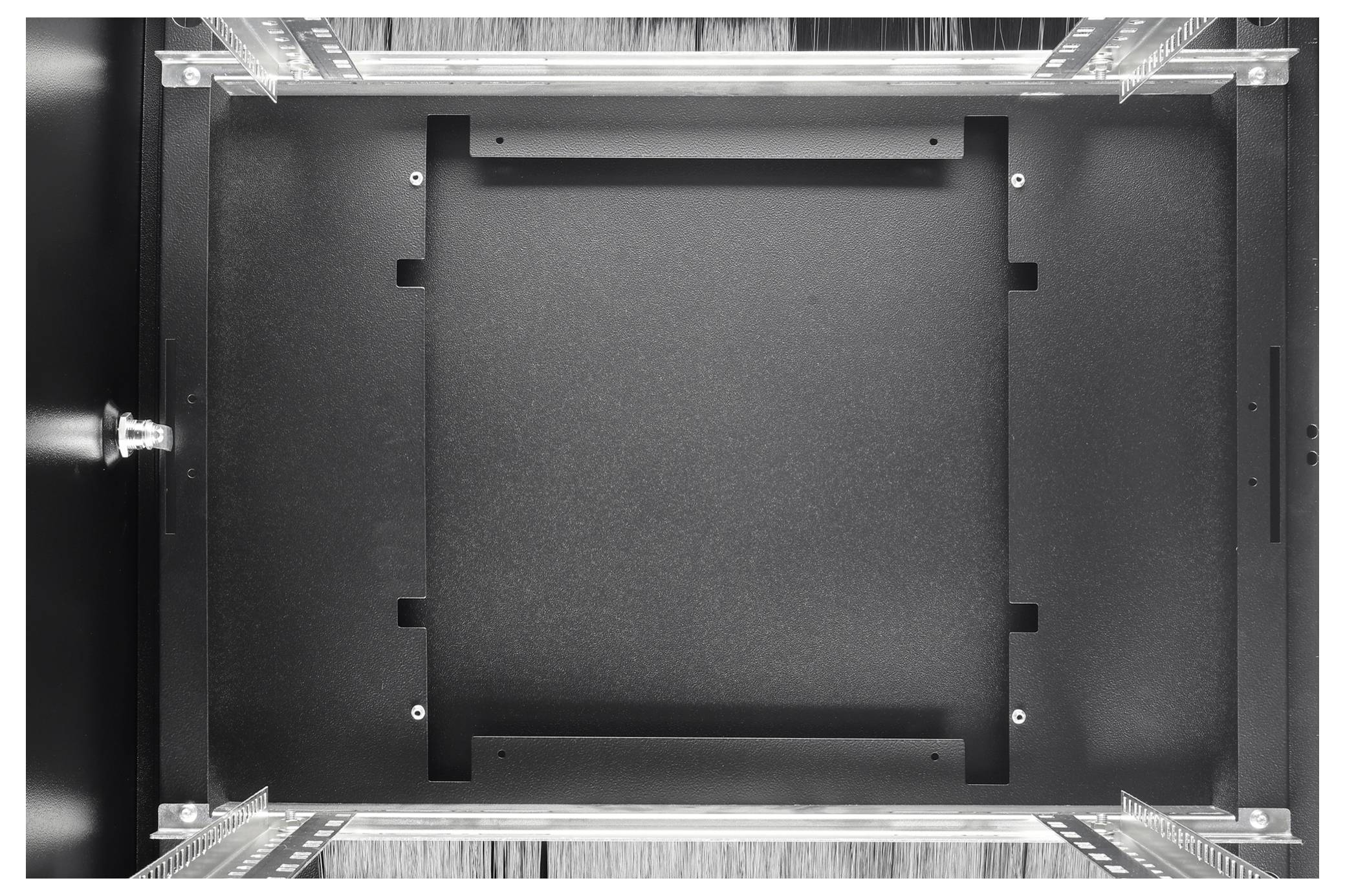 Das Bild zeigt ein leeres Serverrack von oben, mit Metallschienen auf beiden Seiten, das für die Unterbringung elektronischer Geräte in Rechenzentren ausgelegt ist.