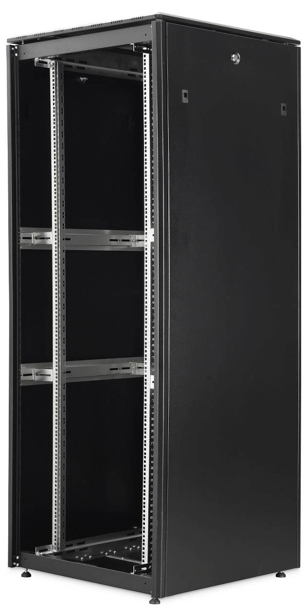 Ein hohes, schwarzes, leeres Server-Rack mit offener Vorderseite, das verstellbare Metallschienen im Inneren zeigt, wird zur Unterbringung von Servern und Netzwerkgeräten verwendet.