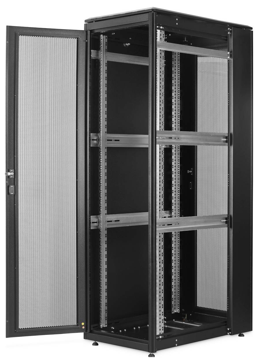 'Ein offenes, leeres schwarzes Servergestell mit perforierten Türen und verstellbaren vertikalen Schienen, geeignet für die Unterbringung von IT-Hardware und Netzwerkgeräten.'