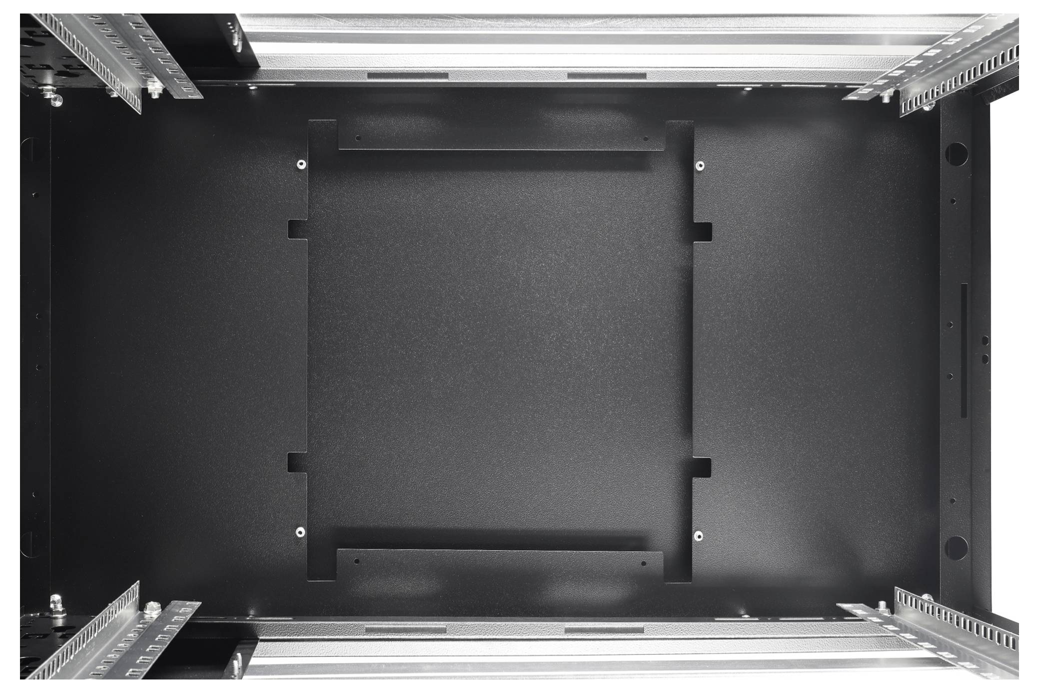 Draufsicht eines leeren Server-Rack-Gehäuses mit Metallschienen und schwarzem Innenraum, das zum Montieren elektronischer Geräte ausgelegt ist.