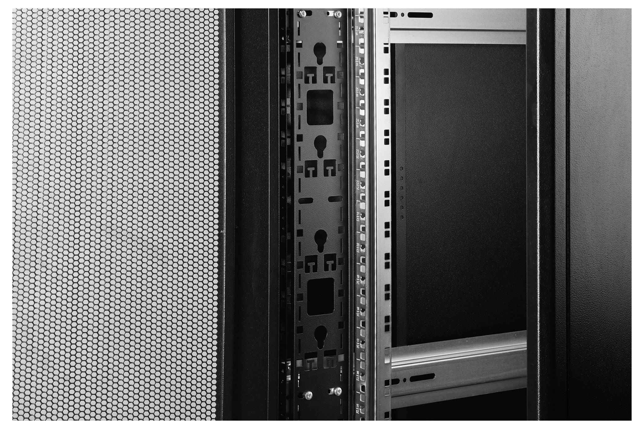 „Nahaufnahme eines leeren Serverracks mit dem schwarzen Metallrahmen und dem perforierten Lüftungspanel auf der linken Seite."