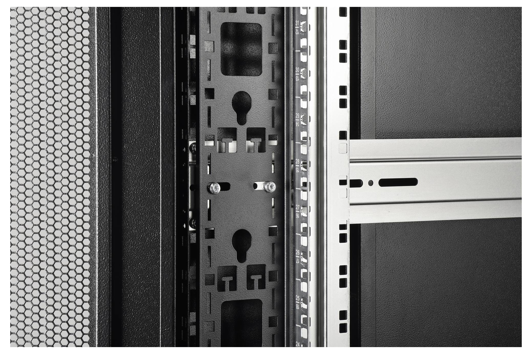 Breites Bild eines Computer-Serverracks mit sechseckigem Lüftungsmuster auf der linken Seite und metallischem Gestell in der Mitte, das Struktur- und Designdetails zeigt.