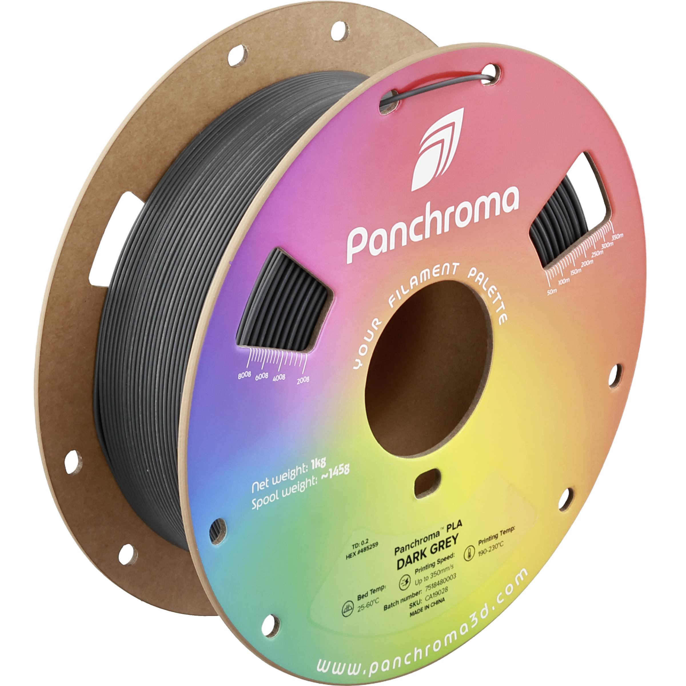 Eine Spule schwarzes 3D-Drucker-Filament auf einem farbenfrohen Panchroma-PLA-Etikett mit sichtbarer Produktmarke und Spezifikationen.