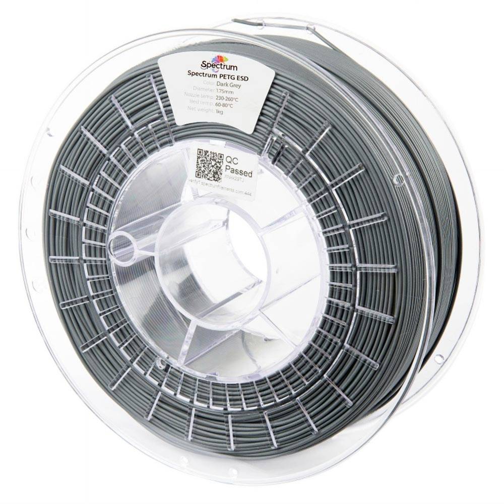 Spule mit dunkelgrauem Spectrum PETG ESD Filament mit dem Label "QC Passed" in transparenter Kunststoffspulenverpackung.