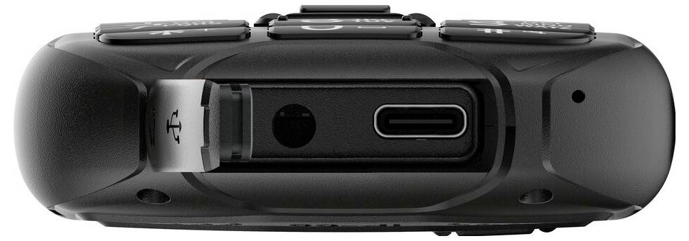 'Nahaufnahme eines schwarzen elektronischen Geräteports mit einem USB-C-Anschluss und einem kleinen runden Knopf.'