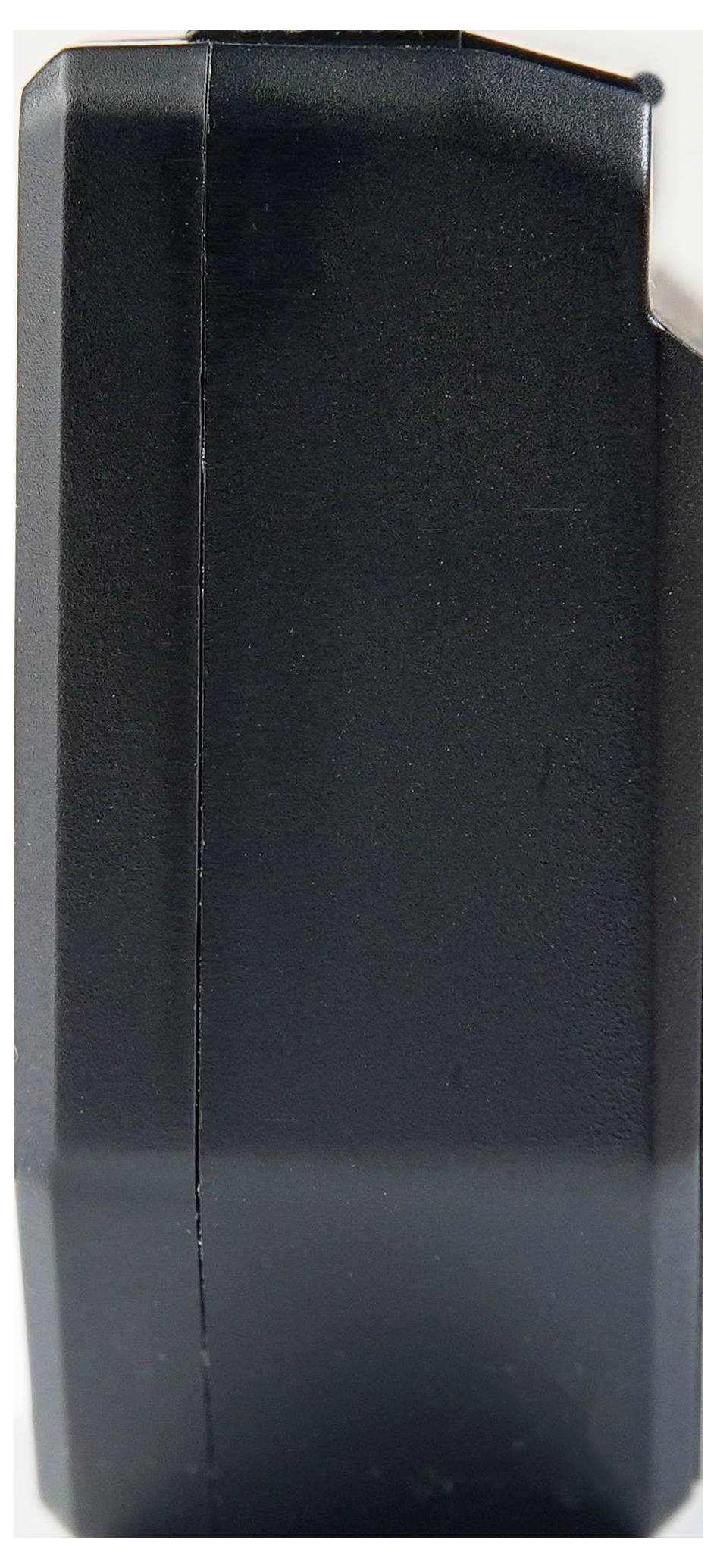 Ein schwarzes rechteckiges Gerät mit einer glatten Oberfläche, von einer angewinkelten Seitenansicht gezeigt, vor einem einfachen weißen Hintergrund.