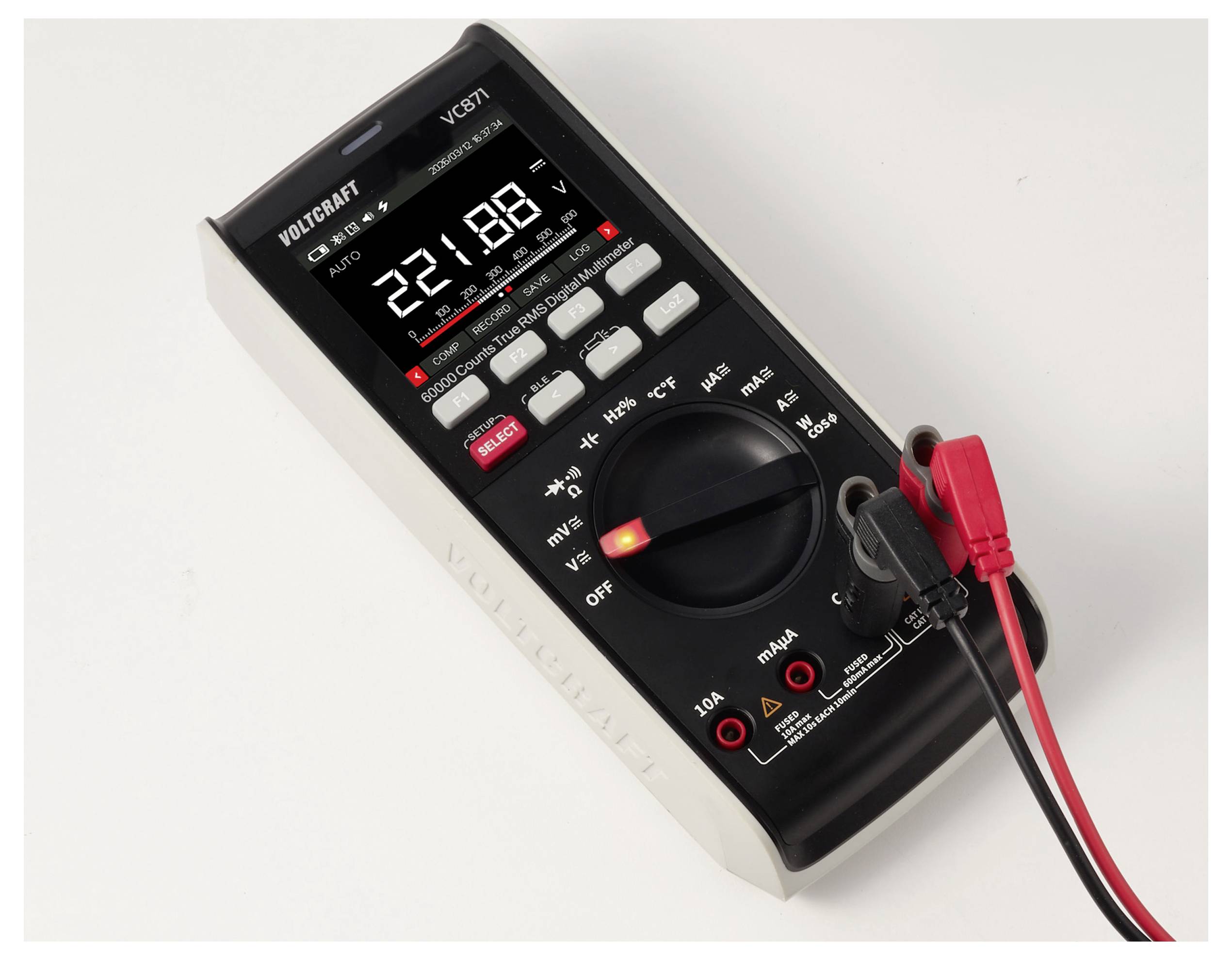 Digitales Multimeter zeigt 221.8 an, mit roten und schwarzen Messleitungen auf der rechten Seite angebracht.