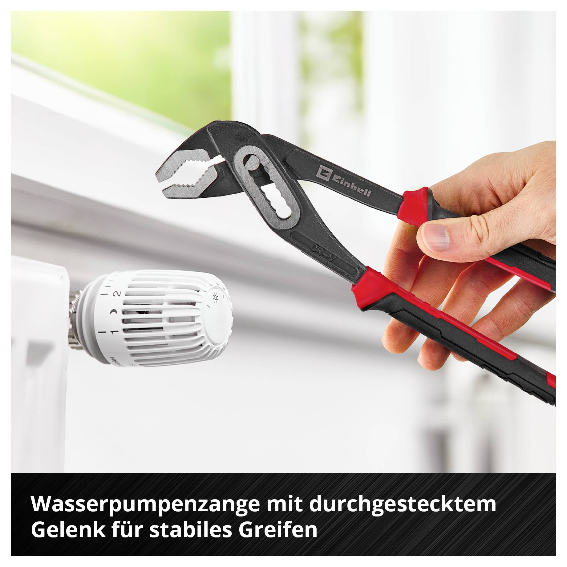 Hand hält Wasserpumpenzange mit durchgestecktem Gelenk an einem Heizkörperthermostat; unten steht 'Wasserpumpenzange mit durchgestecktem Gelenk für stabiles Greifen'.<br>