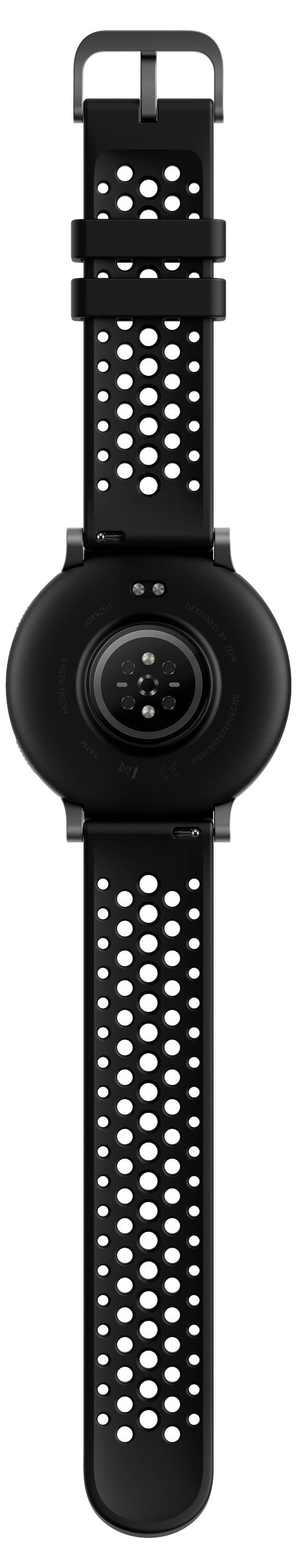 Eine schwarze Smartwatch mit abnehmbarem Armband mit runden Perforationen für Atmungsaktivität. Die Rückseite der Uhr zeigt einen Sensor und Ladepunkte.
