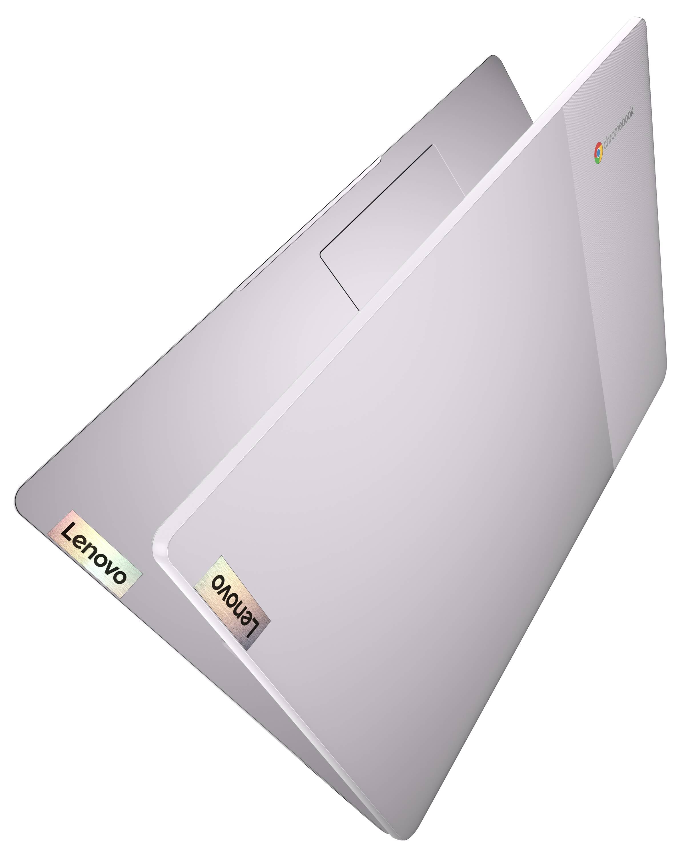 Ein schlankes silbernes Lenovo Chromebook-Laptop, das teilweise geschlossen von oben seitlich gezeigt wird und das Google Chrome-Logo auf dem Deckel aufweist.