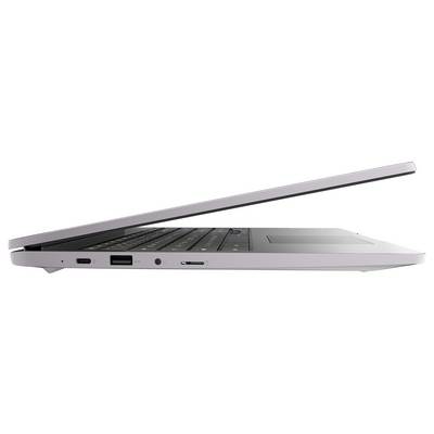 Glatter silberner Laptop, teilweise geschlossen, zeigt Seitenports und Tastaturrand auf weißem Hintergrund.